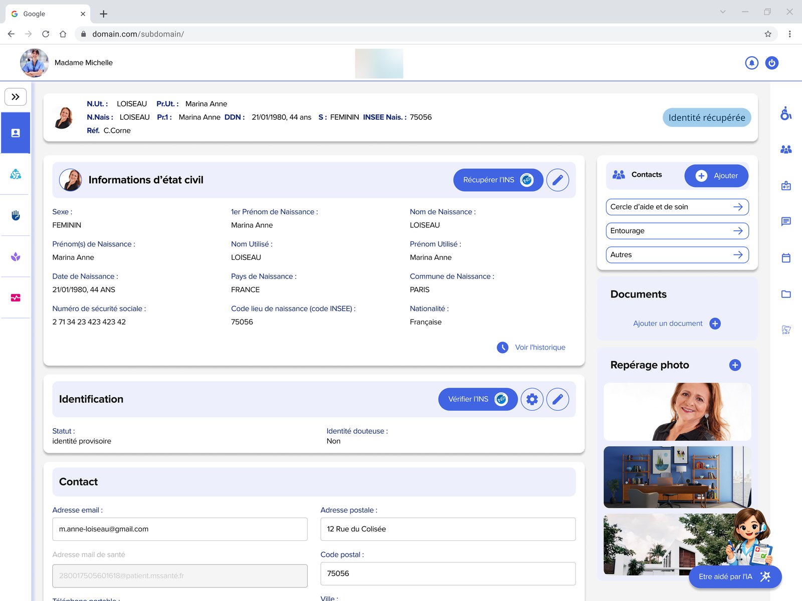 Écran Identité d'une web app métier médico-sociale, avec le bouton flottant de l'assistant IA