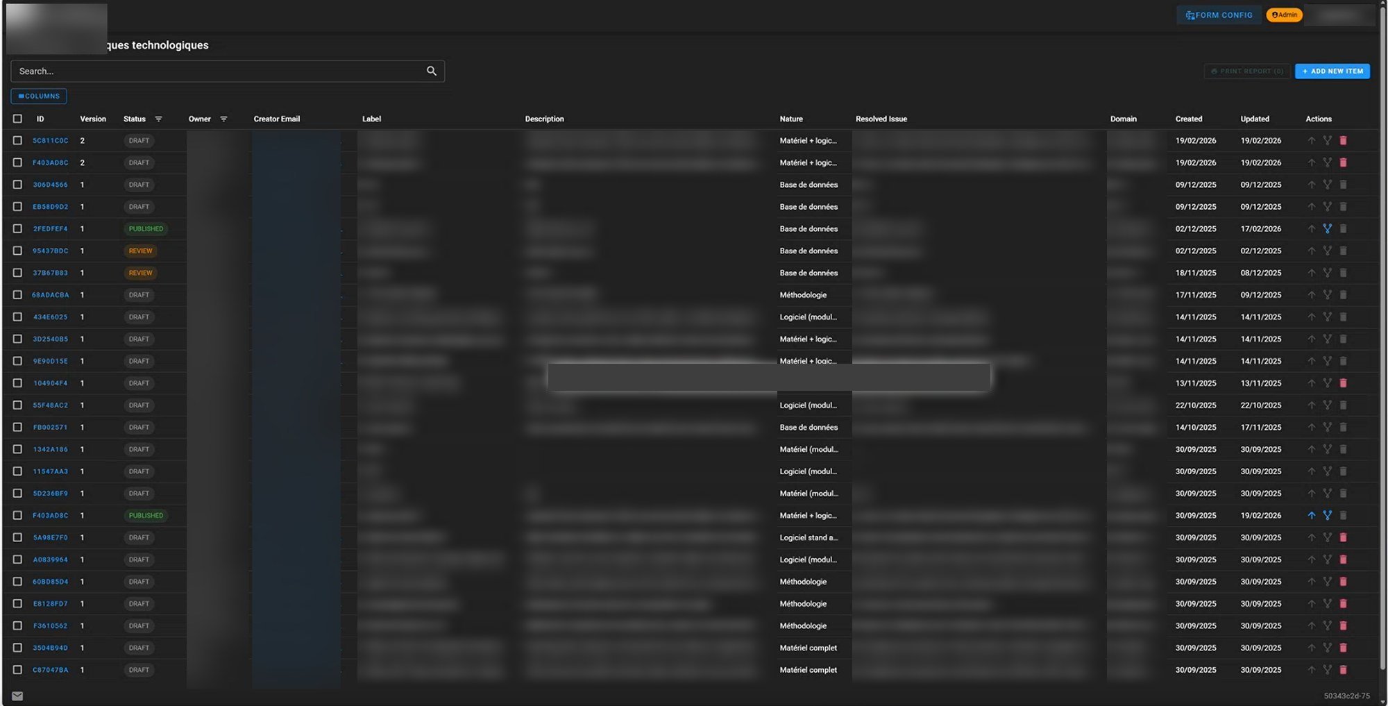 Version 1 de la plateforme, en thème sombre : un tableau dense d'éléments, avec une recherche, un sélecteur de colonnes et de nombreuses colonnes de texte, sans cartographie