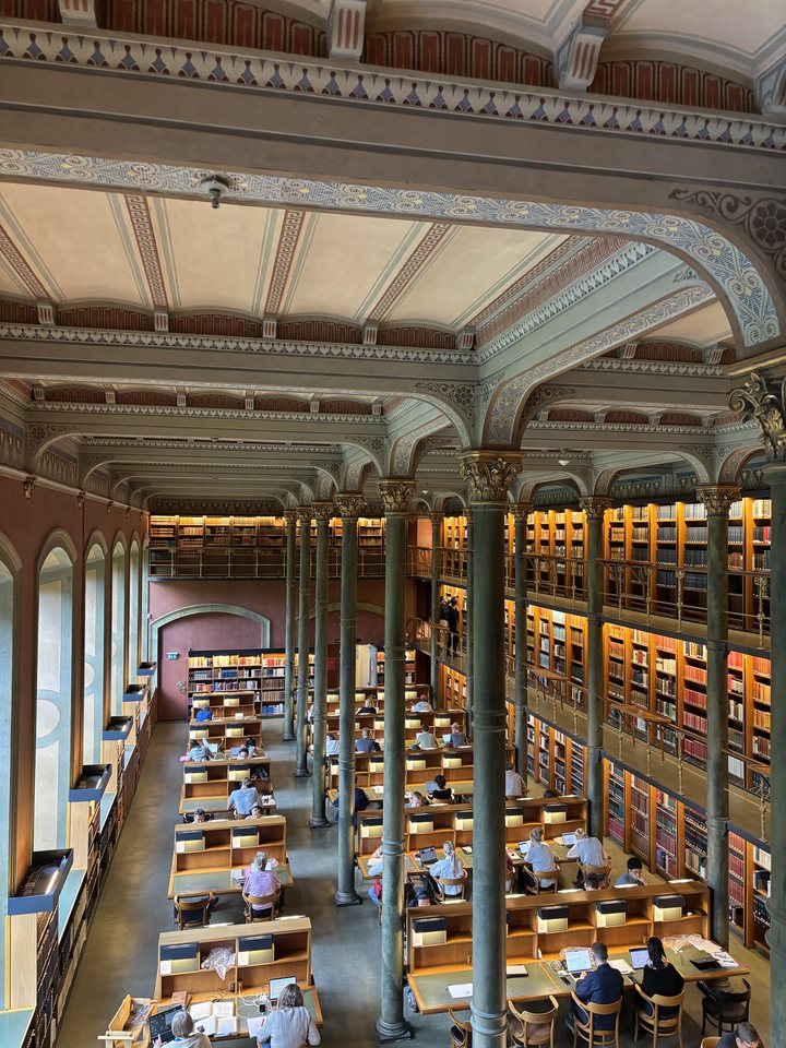 La salle de lecture d'une bibliothèque à Stockholm, vue d'en haut, avec ses colonnes et ses rayonnages de livres
